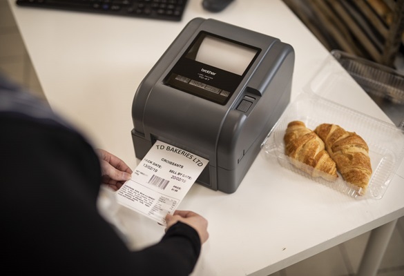 drukarka Brother drukuje etykietę z datą produkcji rogalików do umieszczenia na opakowaniu 