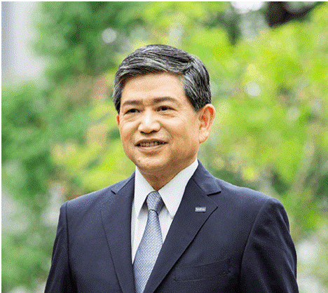 Ichiro Sasaki - dyrektor i prezes Brother Industries Ltd Japan - jest w garniturze i krawacie, na zielonym tle, portretowe zdjęcie korporacyjne